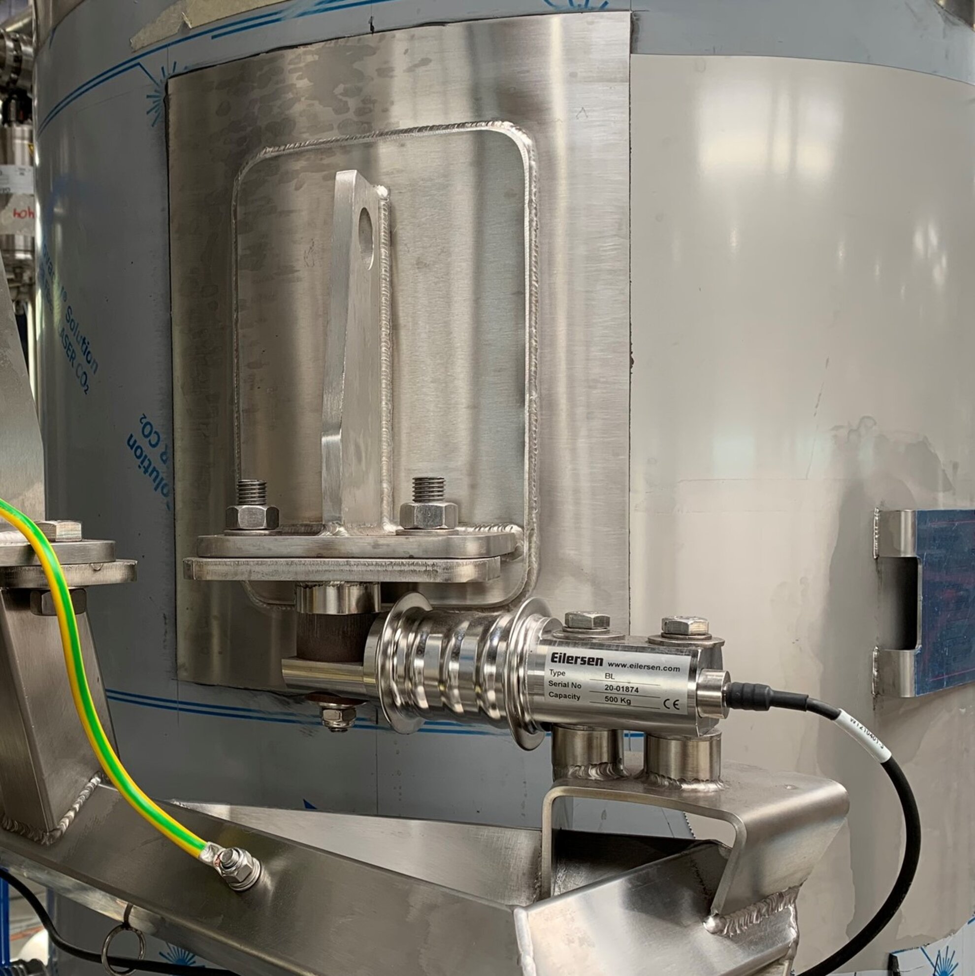 Beam load cell under product tank