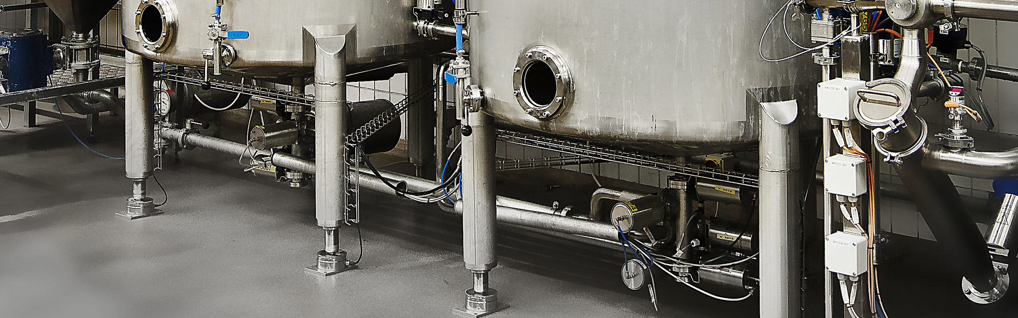 Weighing under product tanks