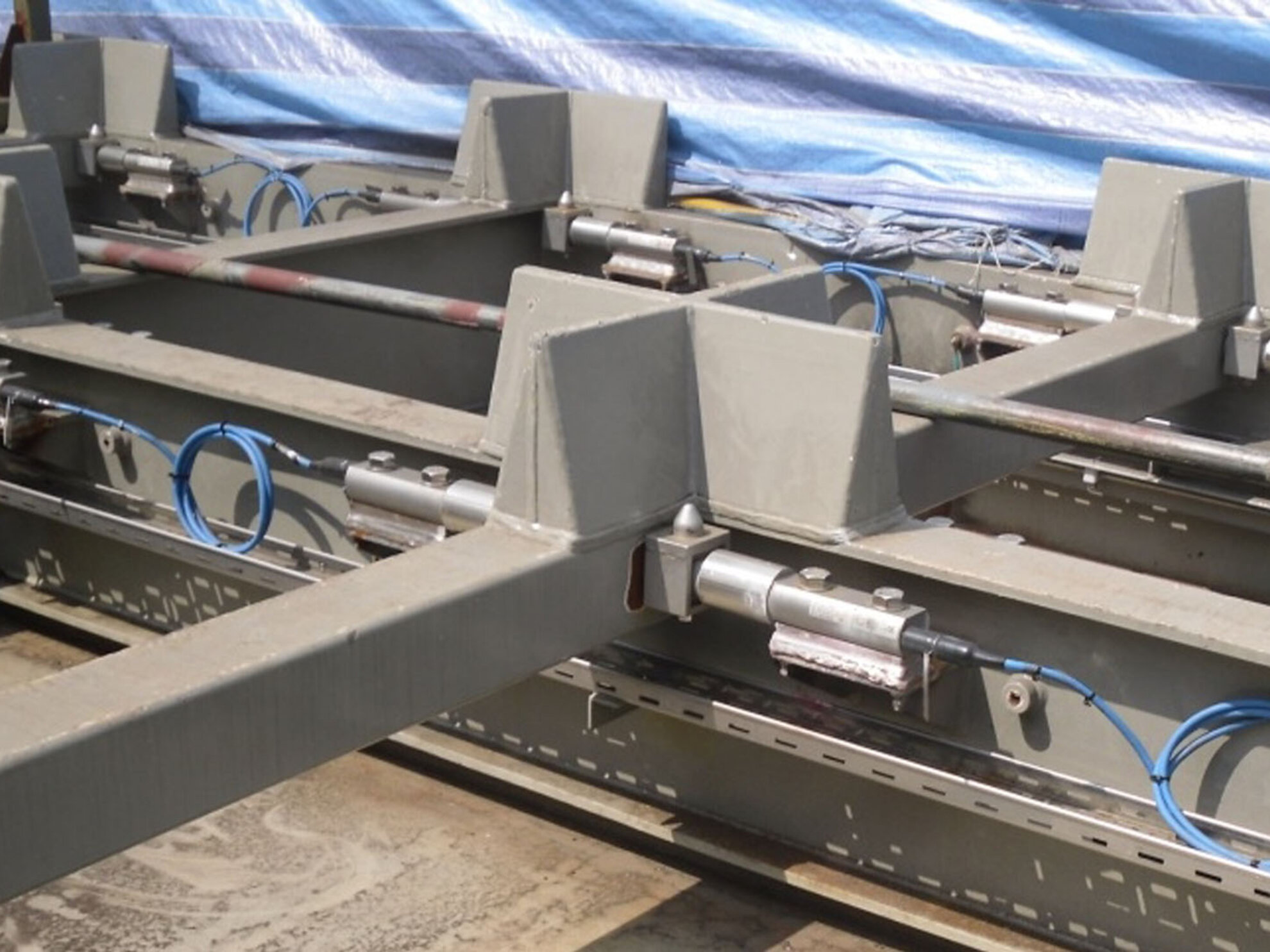Robust load cells for offshore skids
