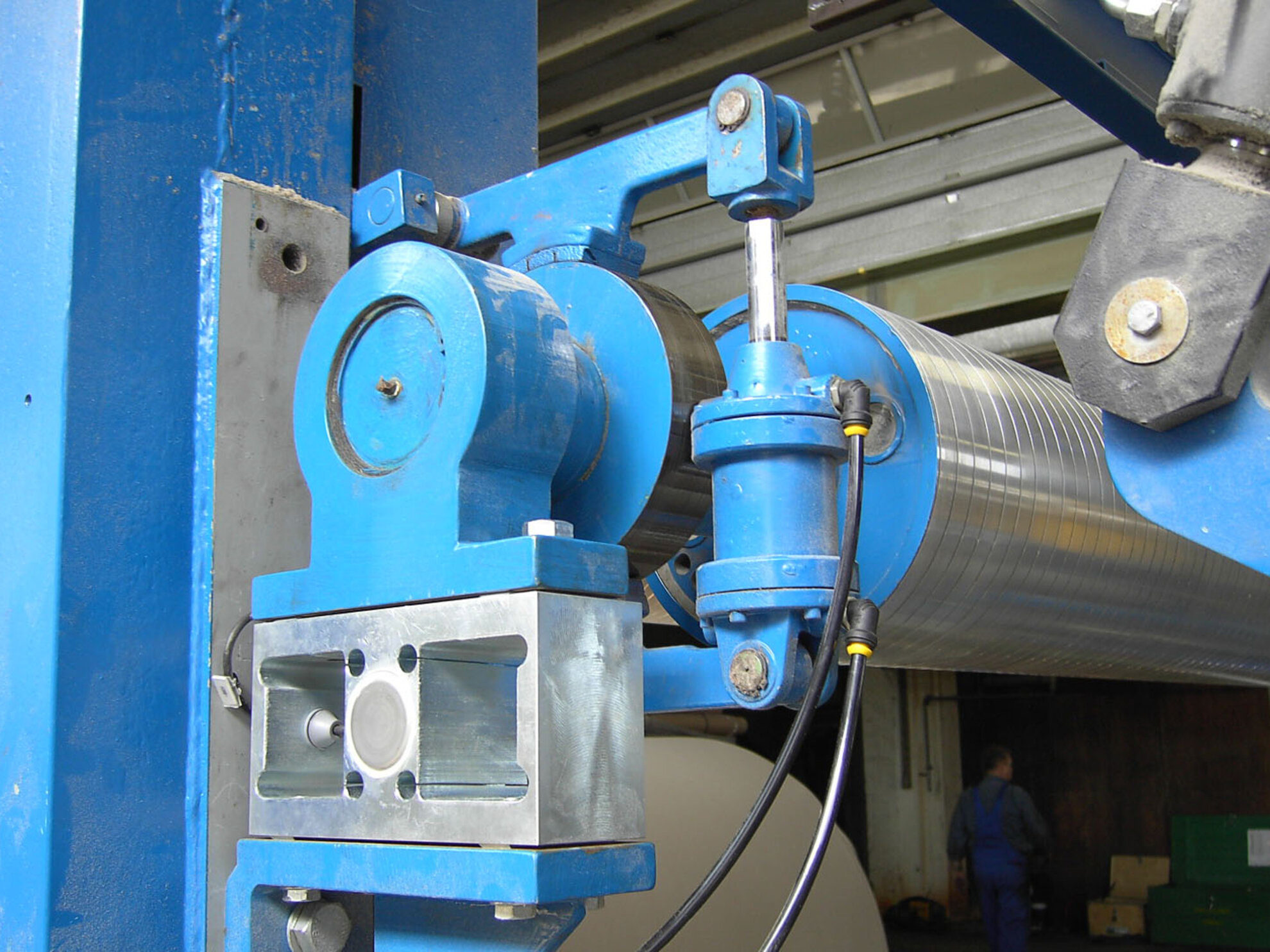 Web tension measurement application small roller