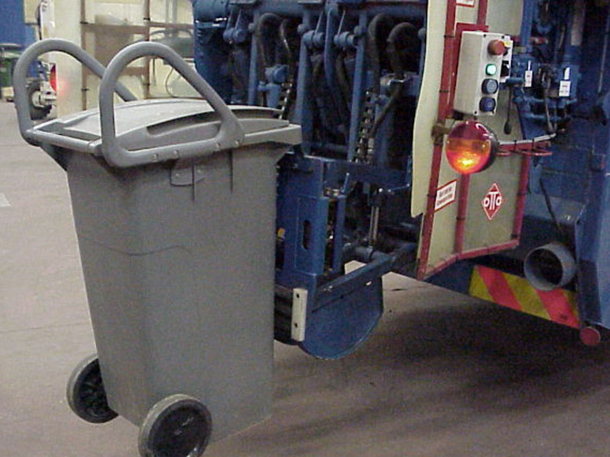 Heavy duty SDLX load cells mounted on lift for garbage truck