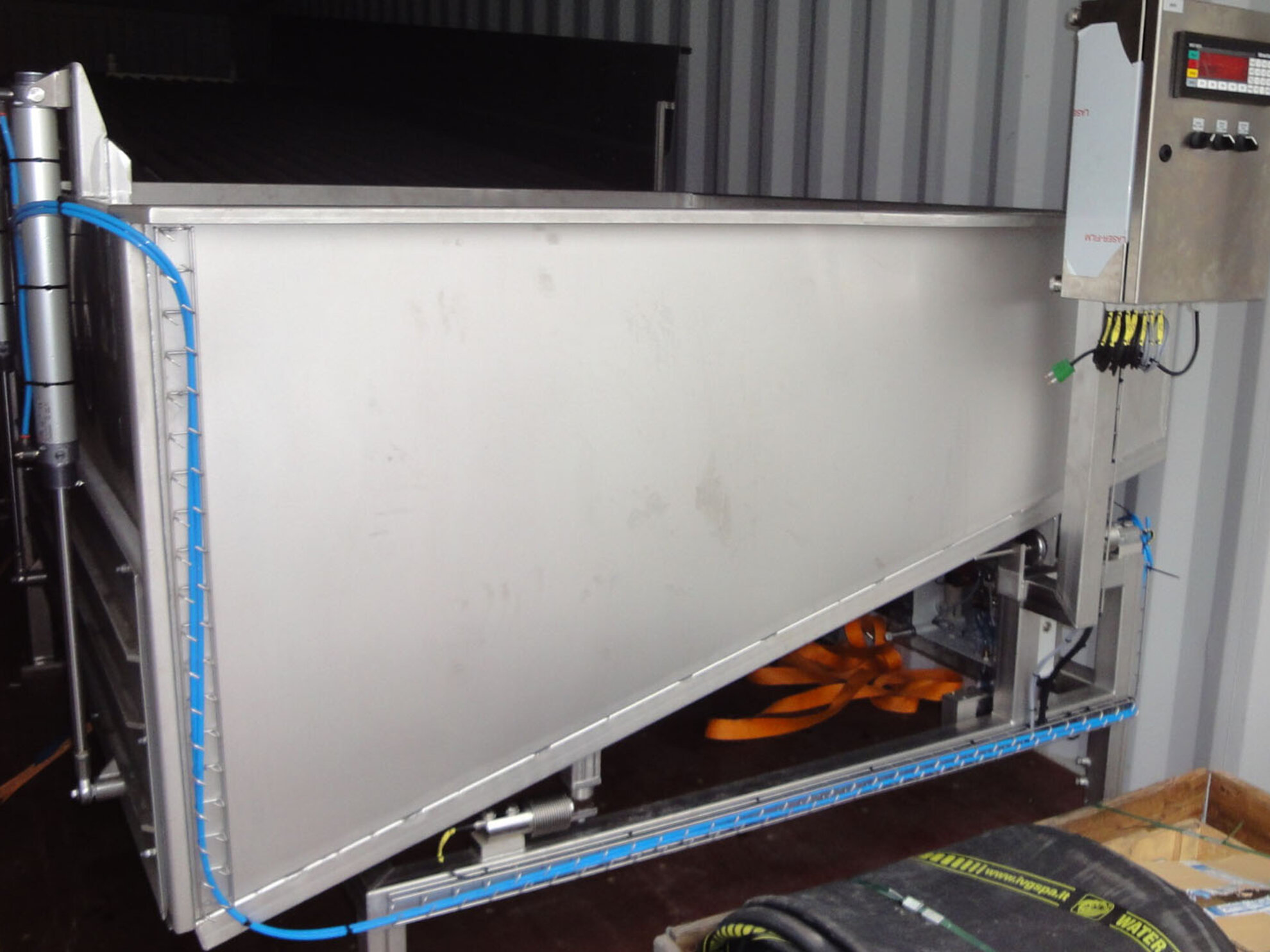 Complete weighing hopper for offshore using including load cell for seaway compensation