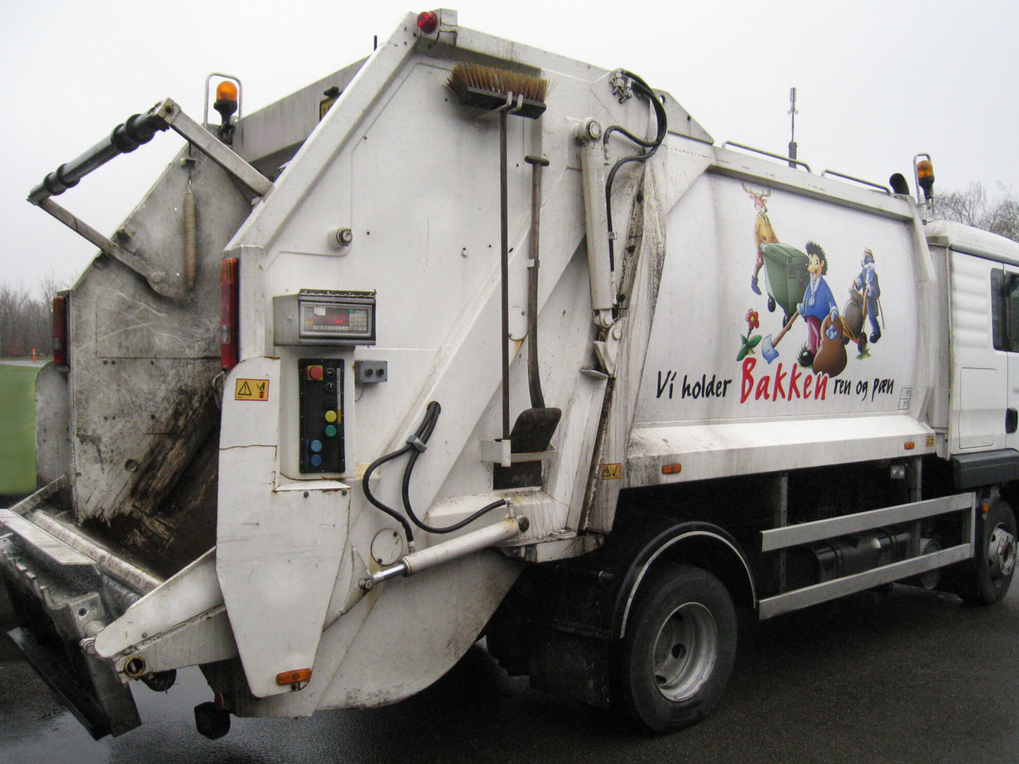 On-board chassis weighing garbage truck