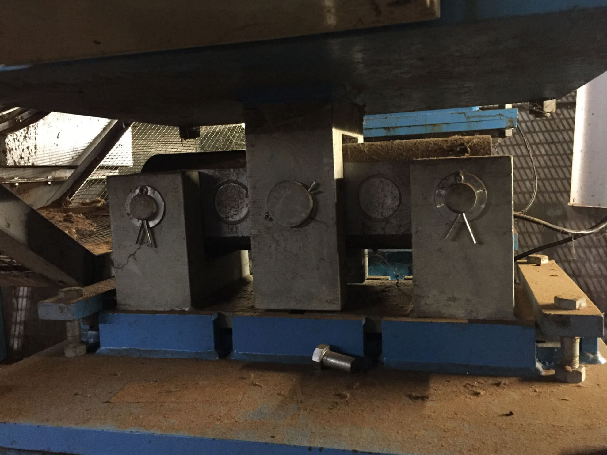 Heavy duty double ended beam load cell installed under dryer