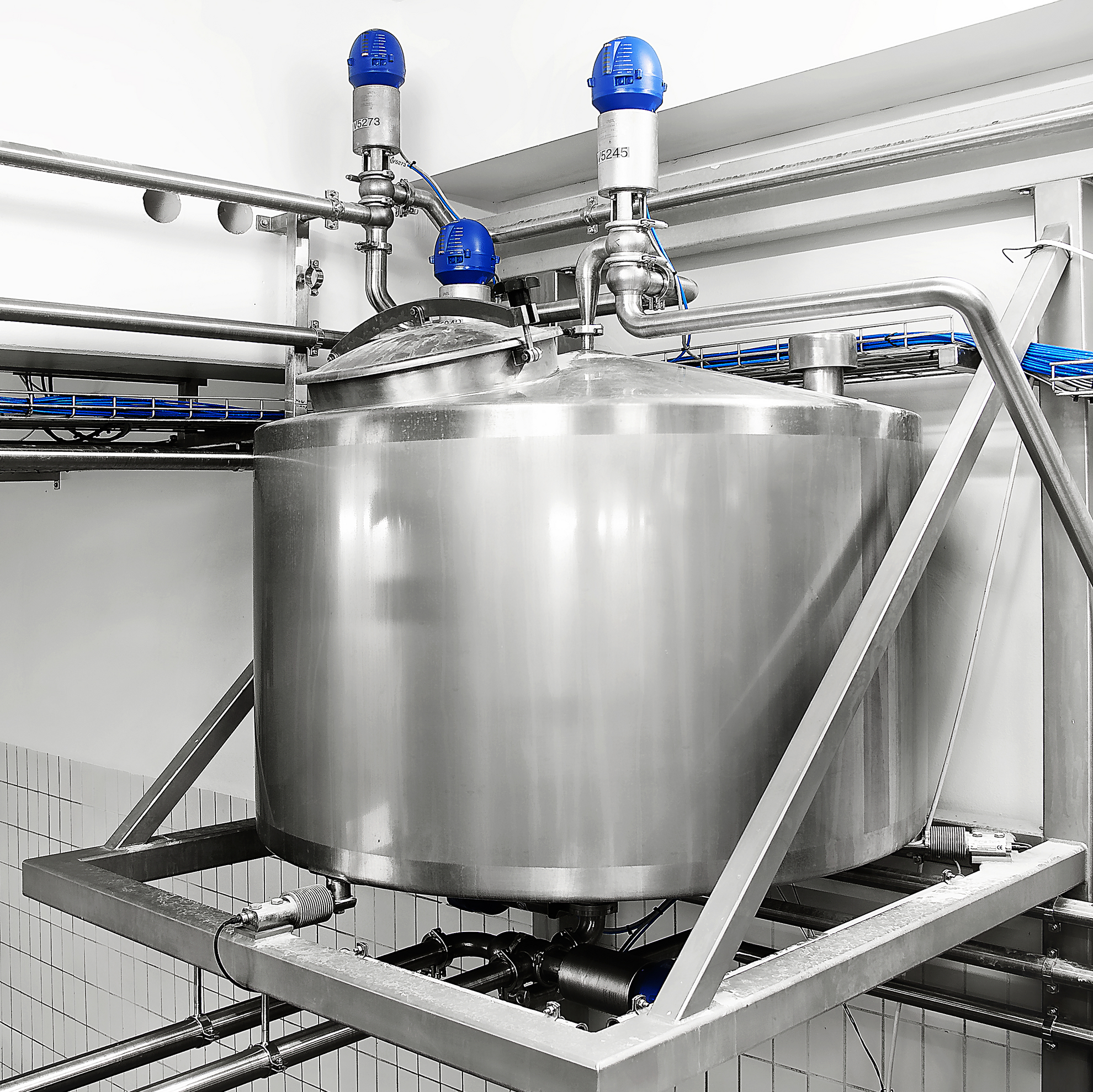 Beam load cell under tank