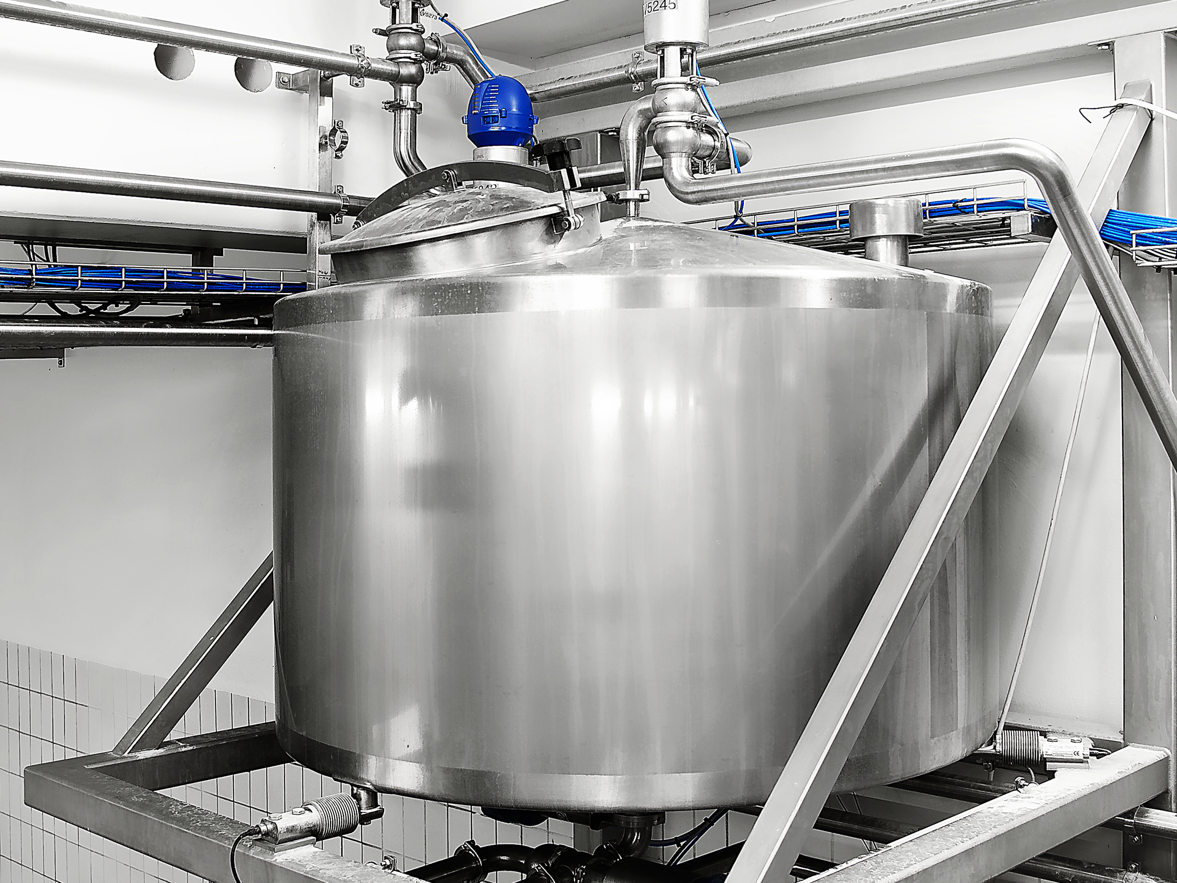 Beam load cell under tank