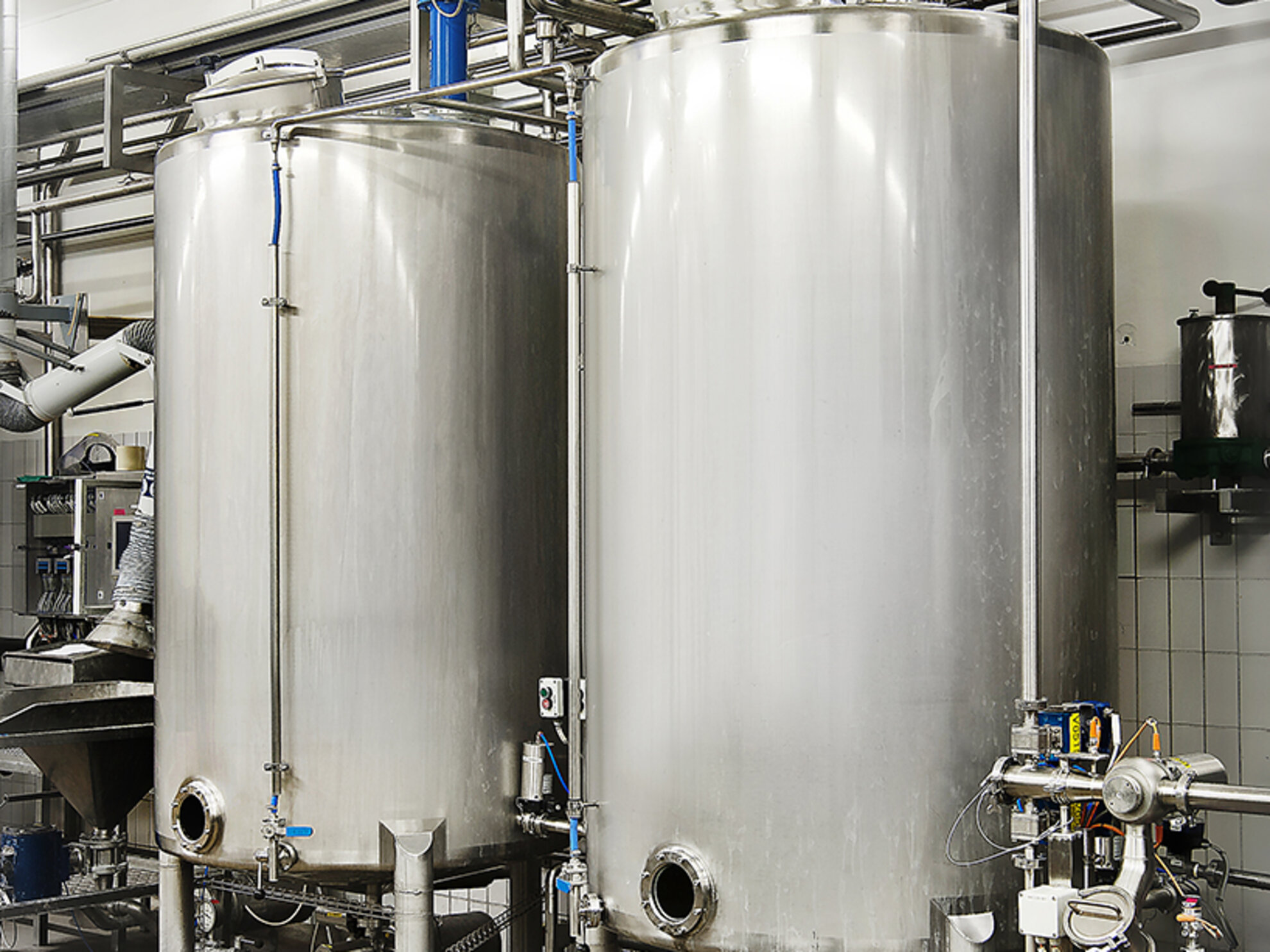 Weighing under product tanks