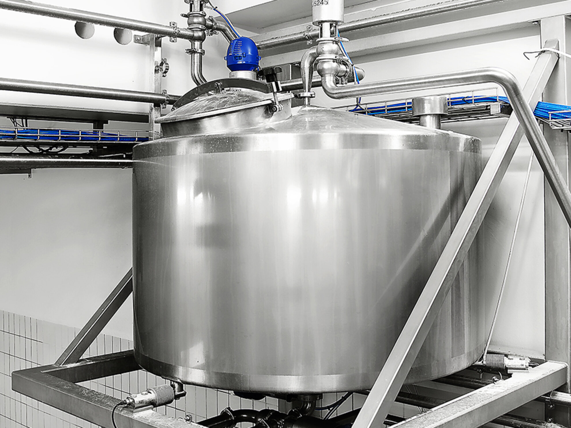 Beam load cell under tank