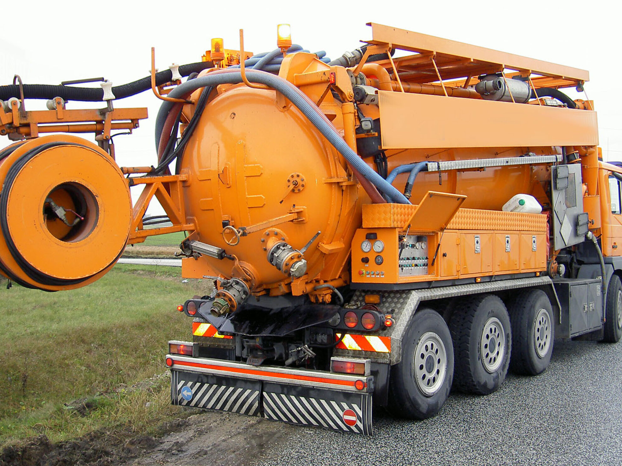On-board weighing on sewage truck