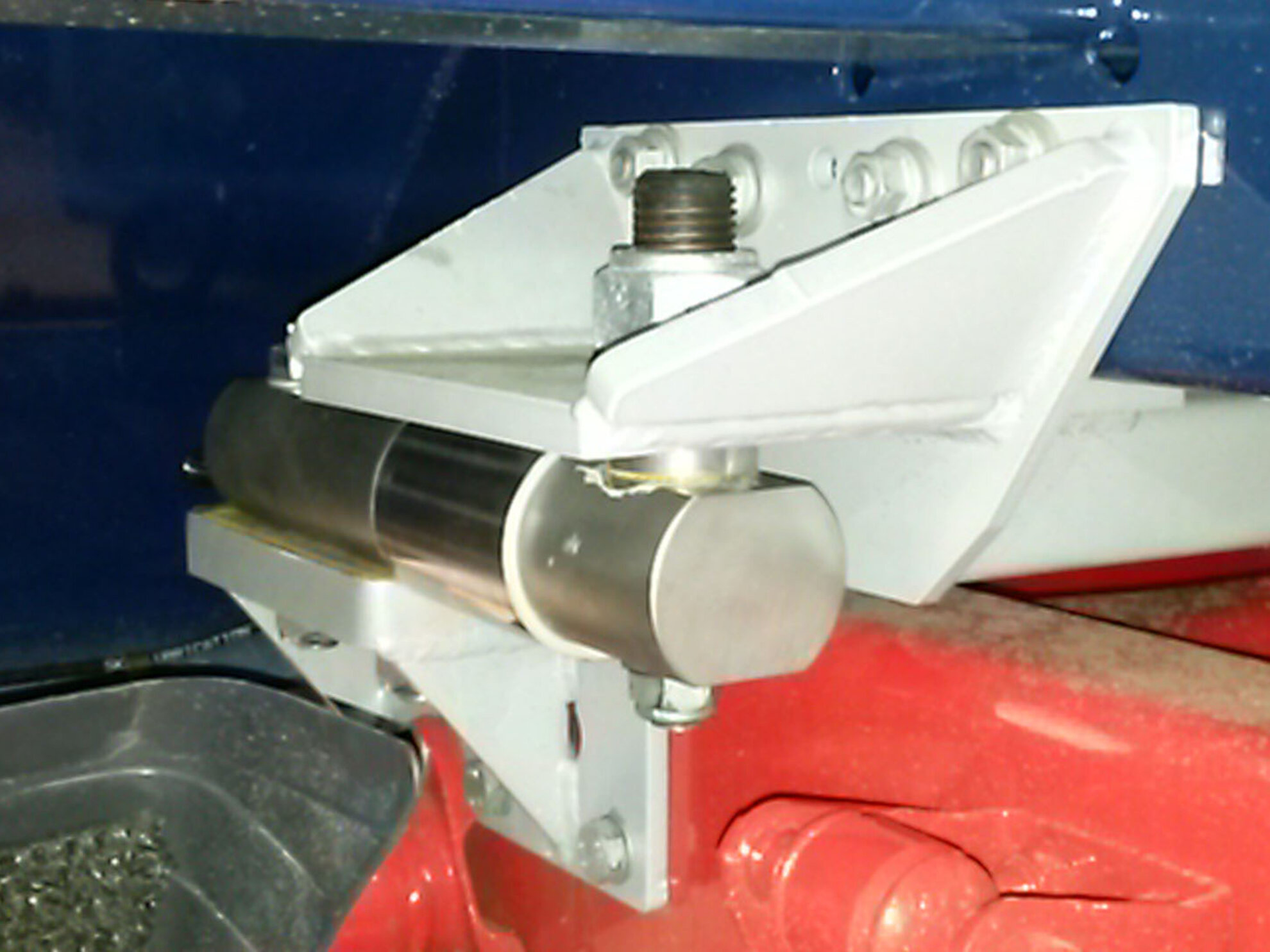 Fixed mounting of Eilersen load cells on truck with an Eilersen chassis mounted weighing system