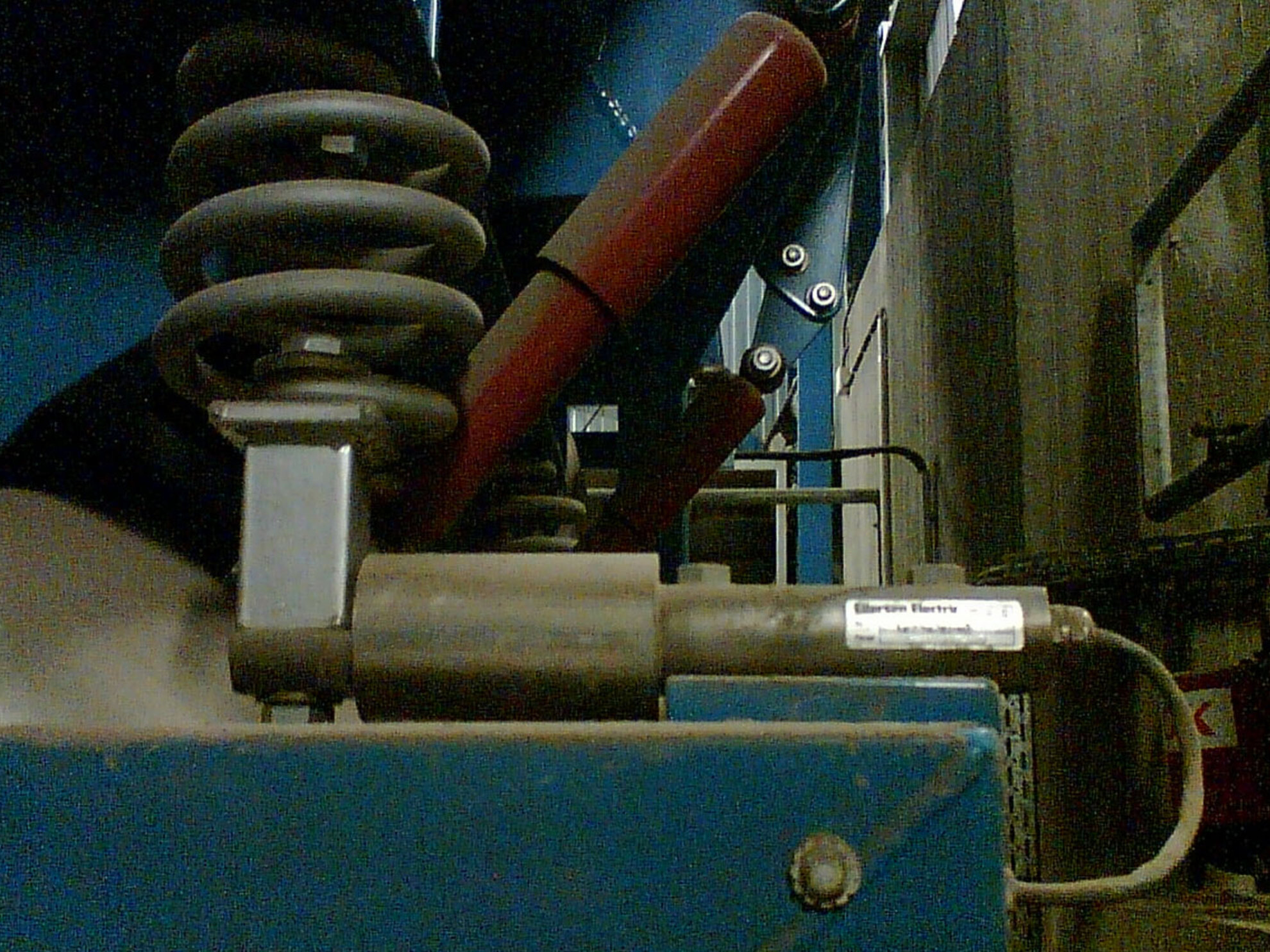 Heavy duty vibrator mounted on Eilersen load cells