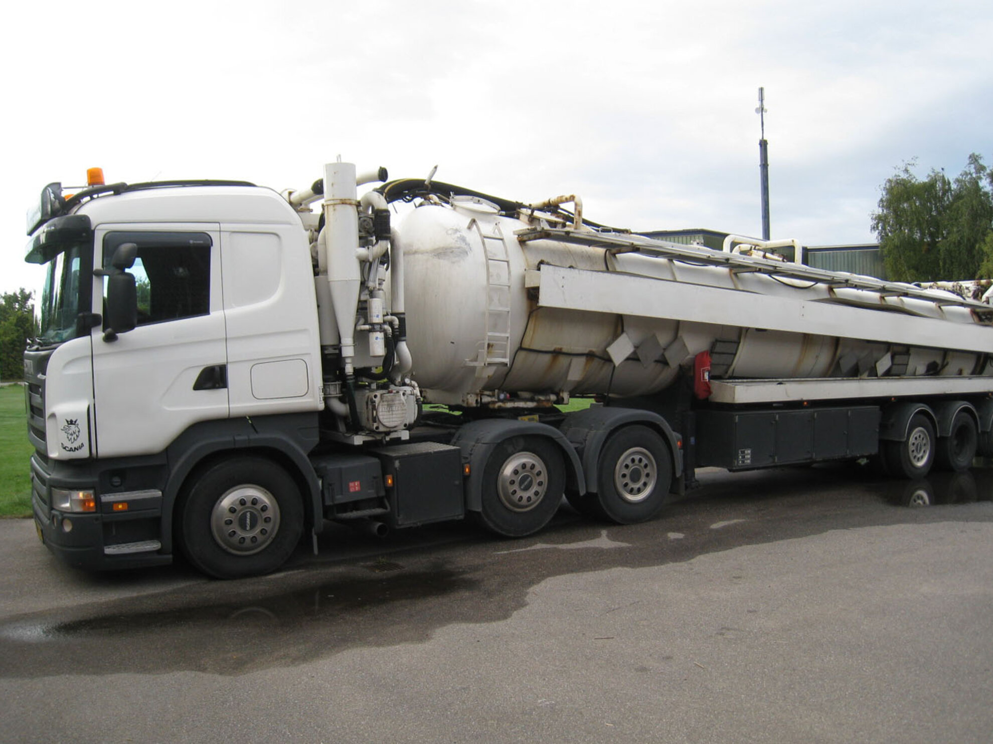 On-board weighing with kin pin trailer