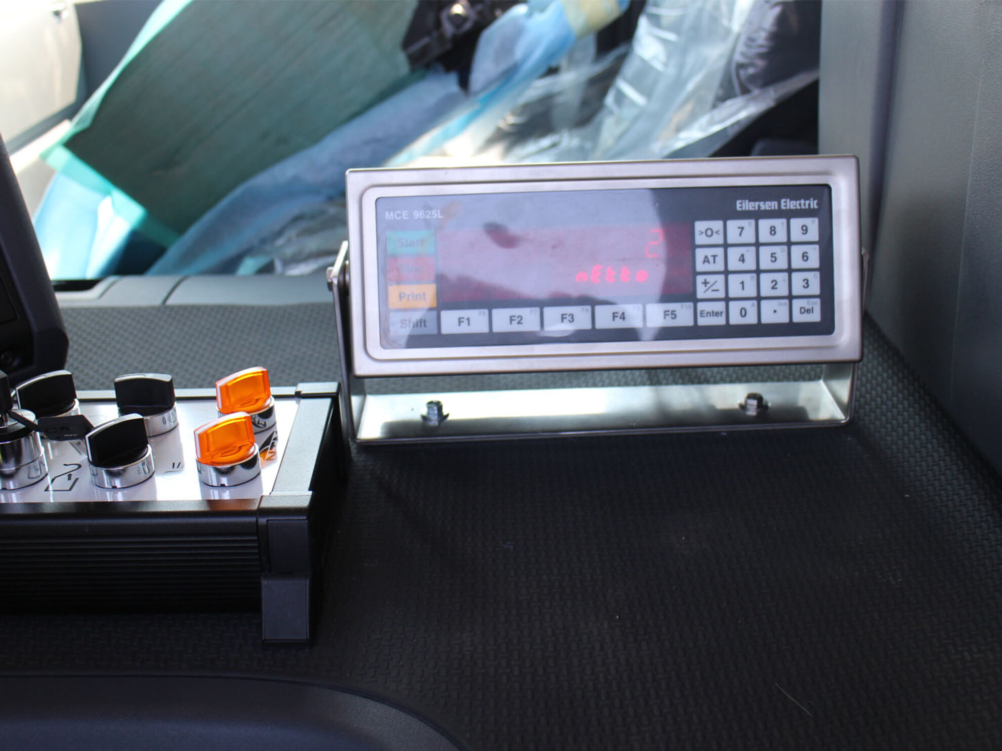 Weighing terminal type MCE9625L mounted in the cabin of a truck