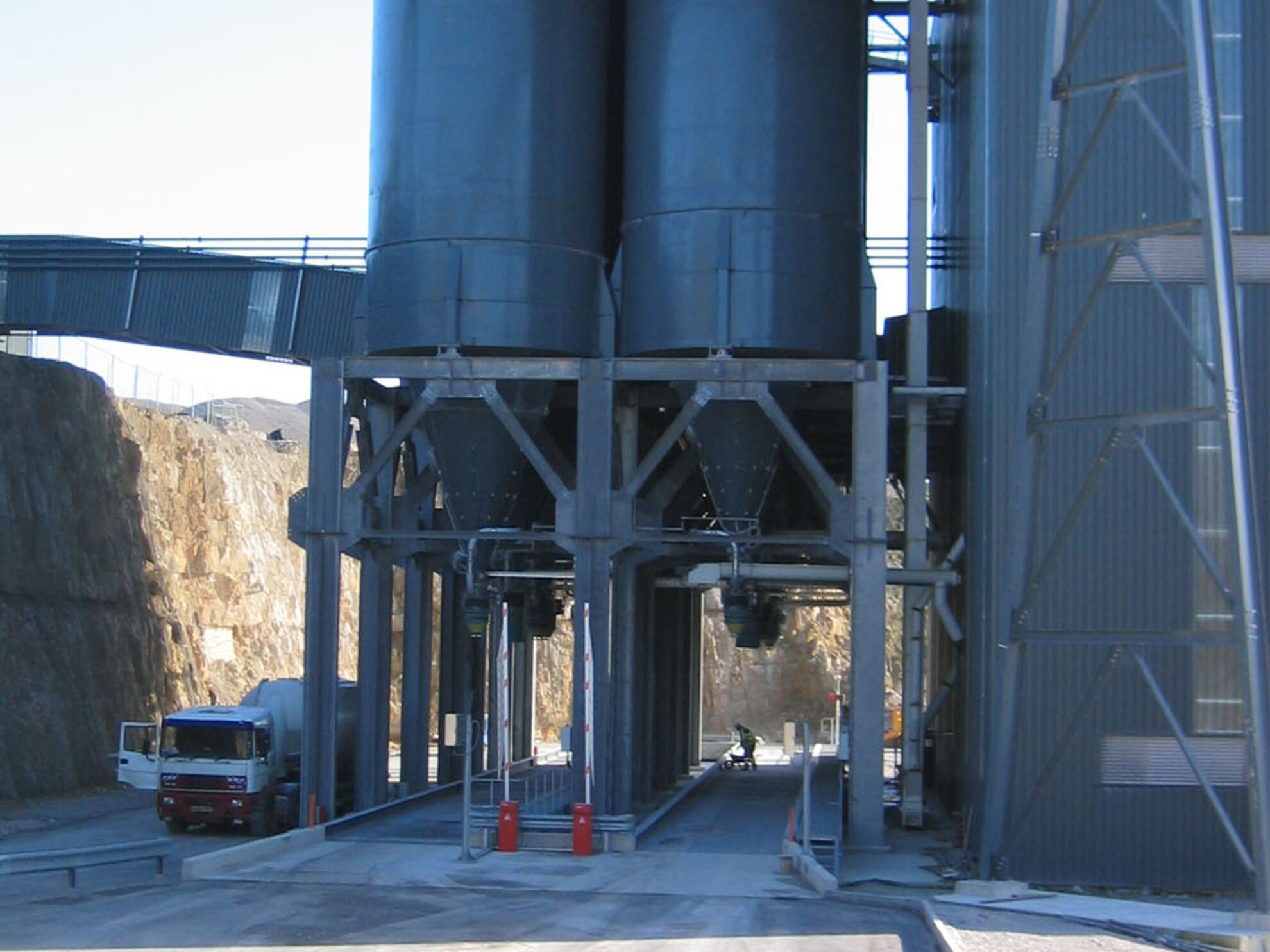 Weighing systems for silos in mining industry